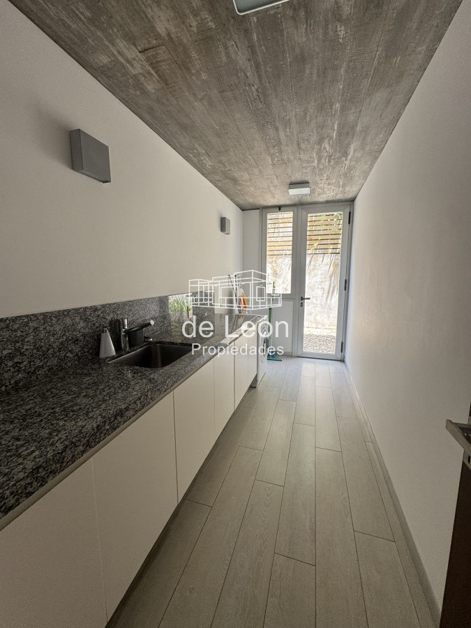 Casa ID.15201 - CASA EN VENTA EN LA BARRA A POCOS METROS DE LA PLAYA 5 DORMITORIOS