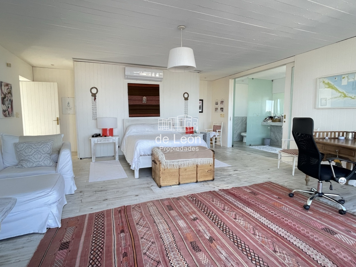 Casa ID.15287 - Proa, espectacular propiedad de 5 dormitorios a pasos del mar. 