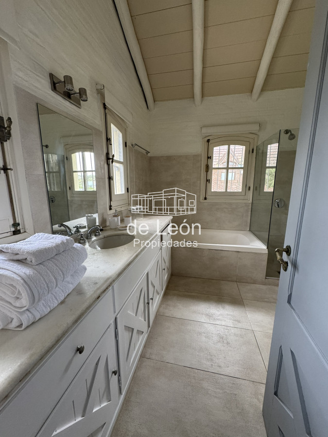 Casa ID.15282 - Importante casa en La Barra con vistas al mar a pocos metros de La Posta del Cangrejo