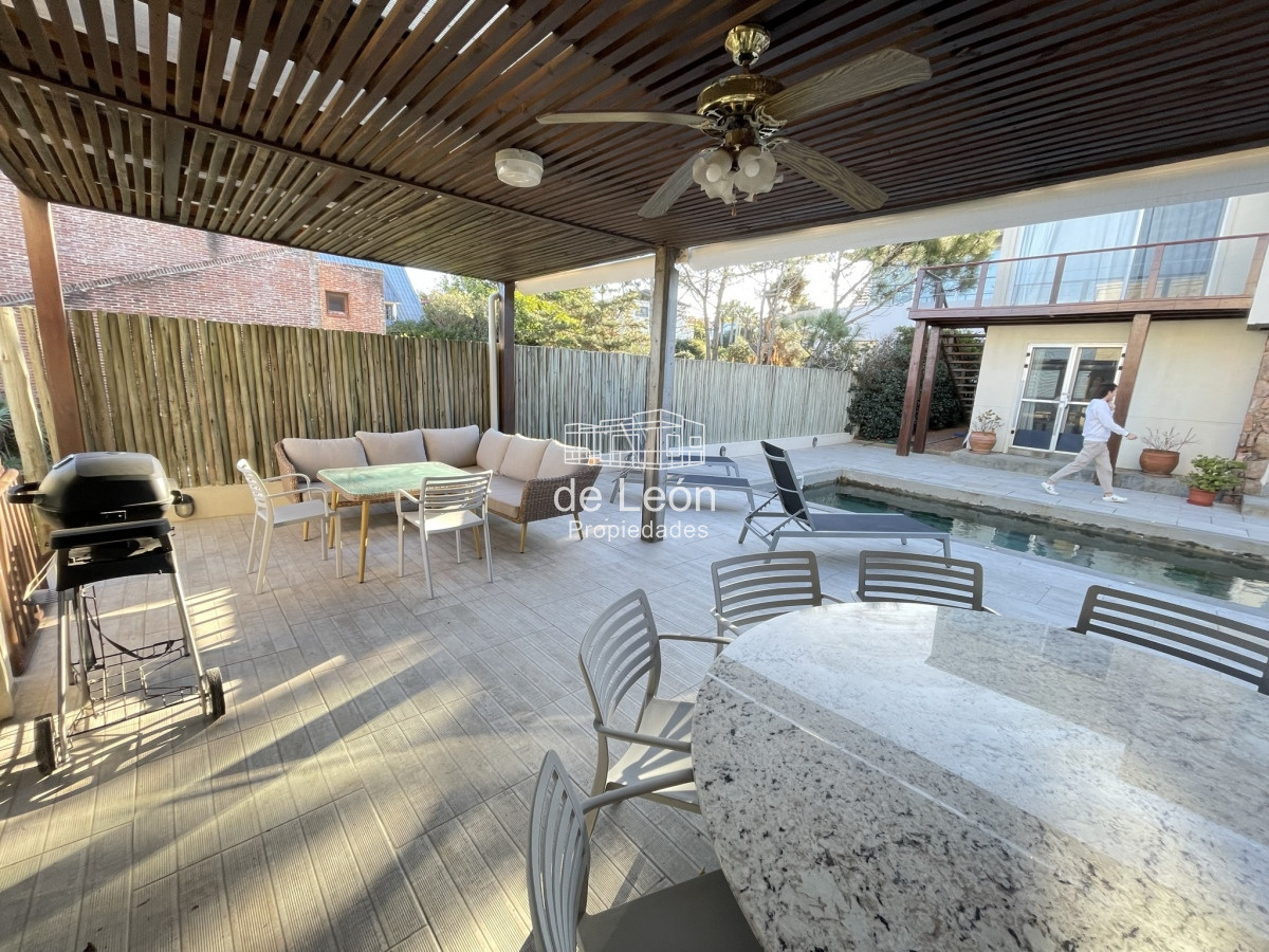 Casa ID.15125 - EN VENTA COMODA CASA EN MONTOYA FRENTE AL MAR 5 DORMITORIOS