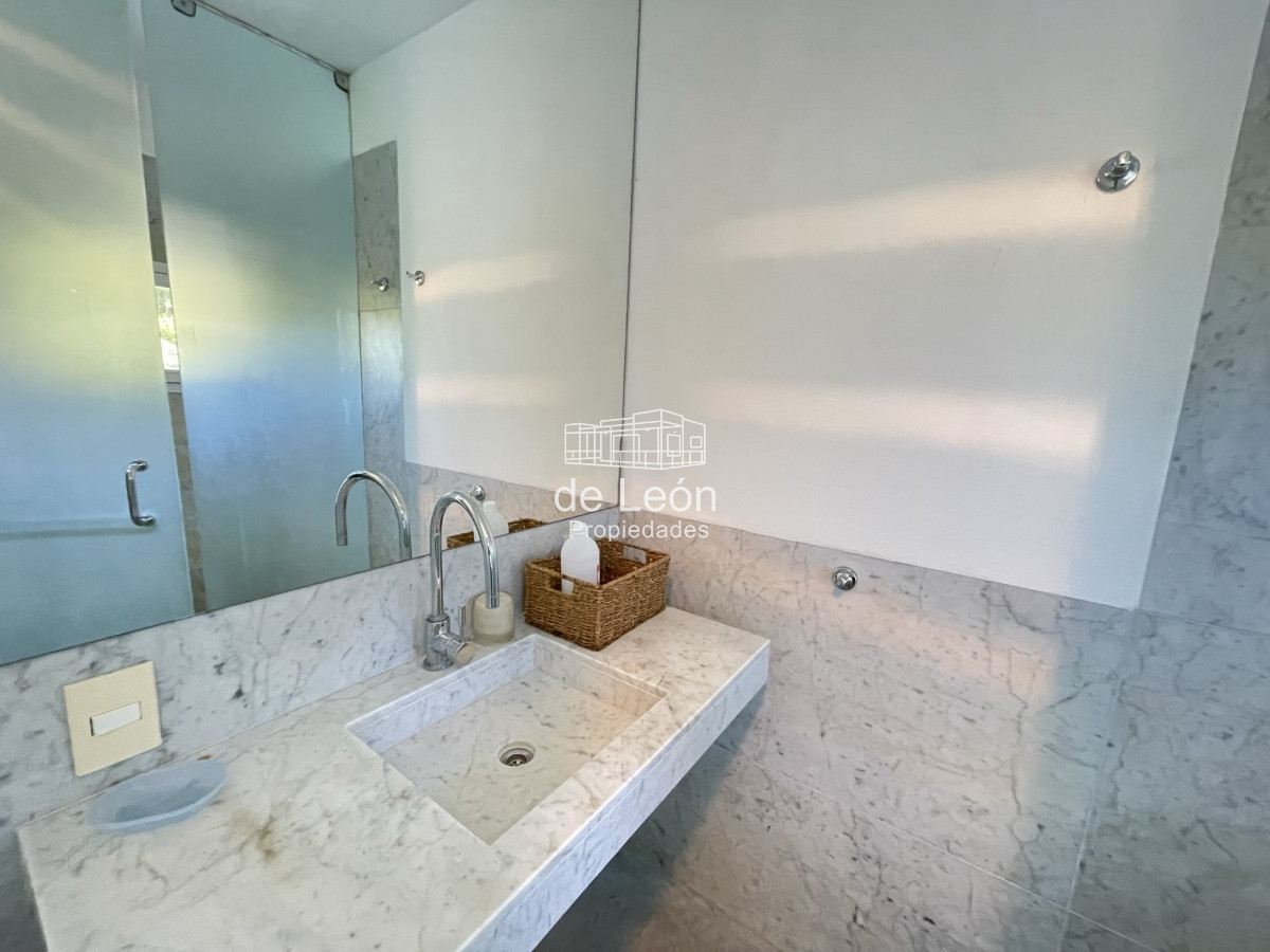 Casa ID.15287 - Proa, espectacular propiedad de 5 dormitorios a pasos del mar. 