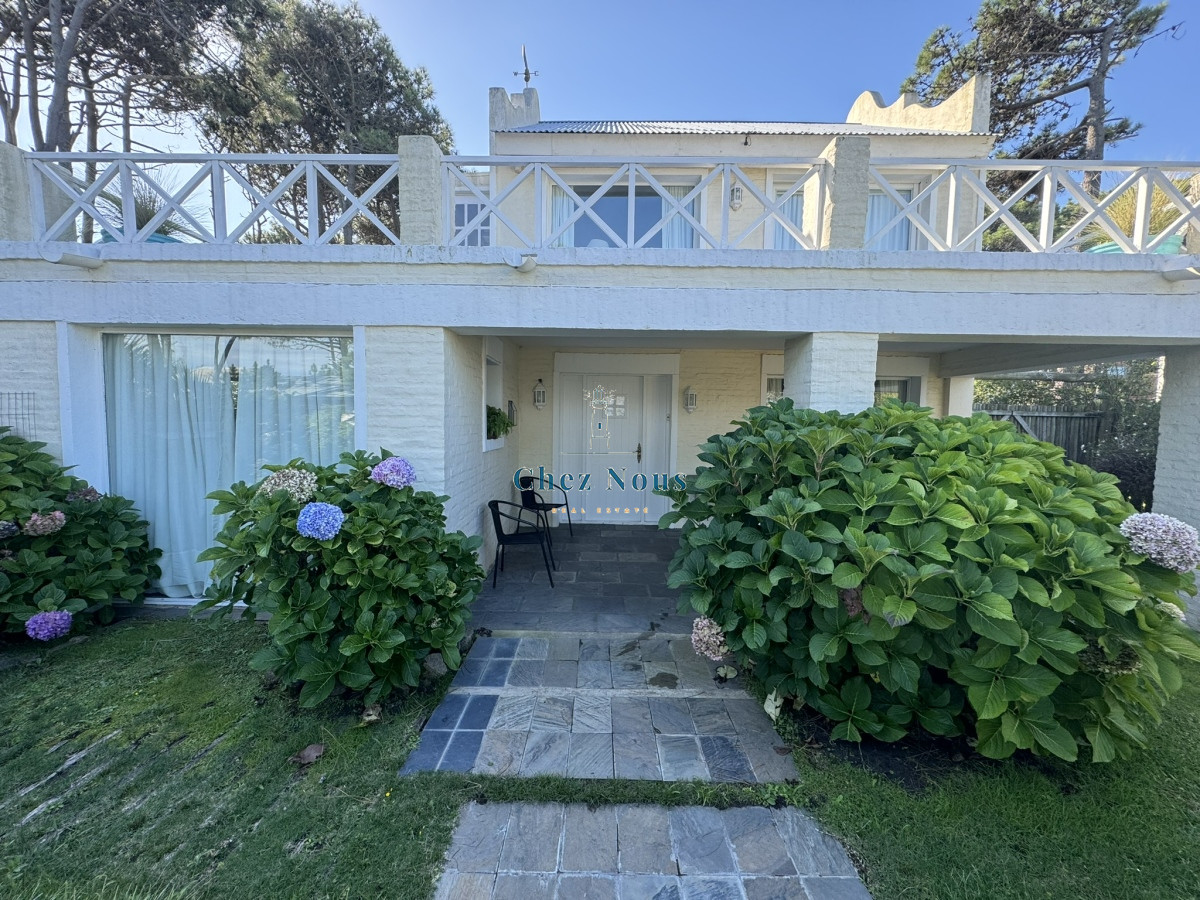 Casa ID.312 - CASA EN VENTA  MONTOYA 4 DORMITORIOS Y SERVICIO