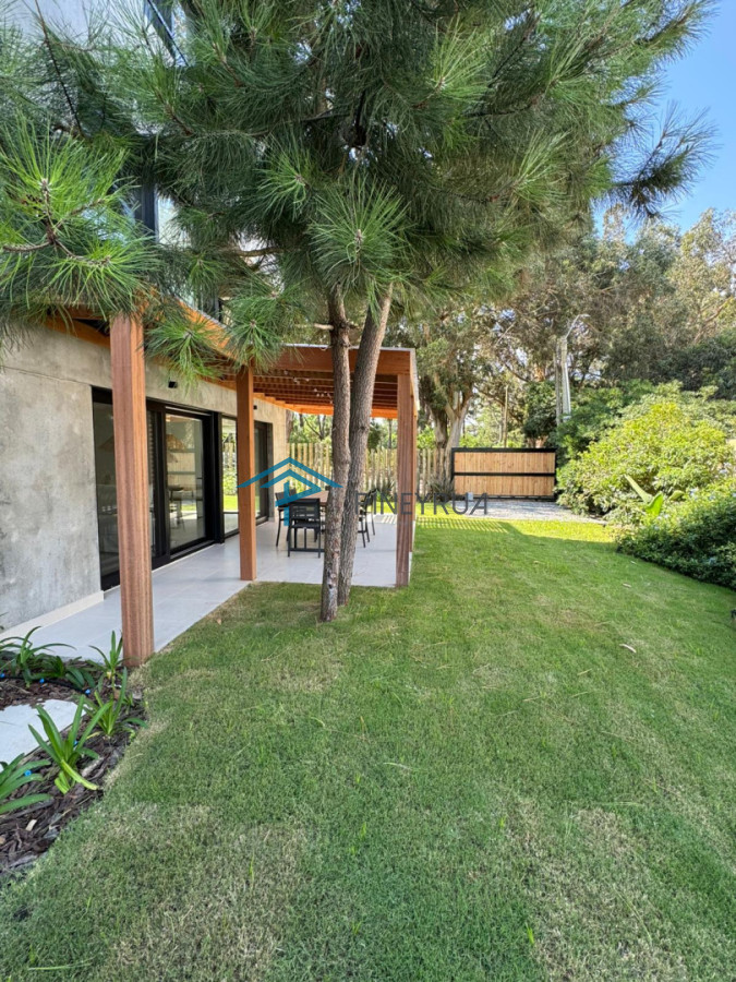 Venta apartamento tipo casa de 3 dormitorios con jardín en Bosque Suspiros - La Barra