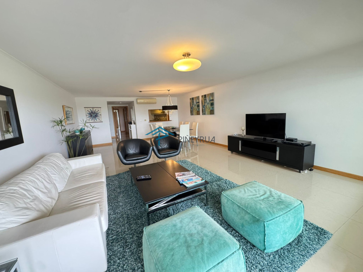 Apartamento en Brava, Primera Línea, 2 suites, terraza al frente con vista al mar.