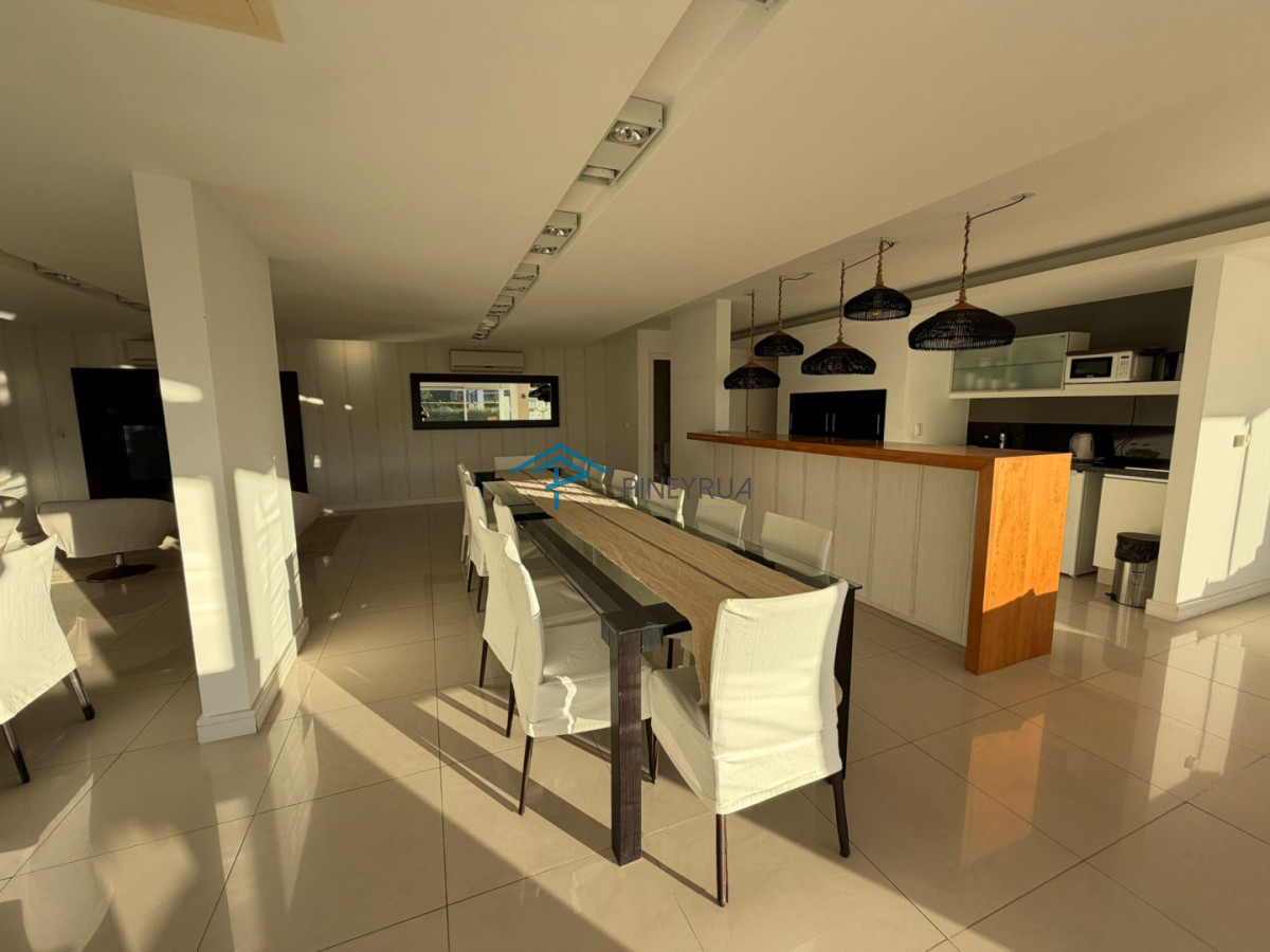 Apartamento en Venta en Brava, frente al mar, parrillero propio, 3 suites, 200 m2.