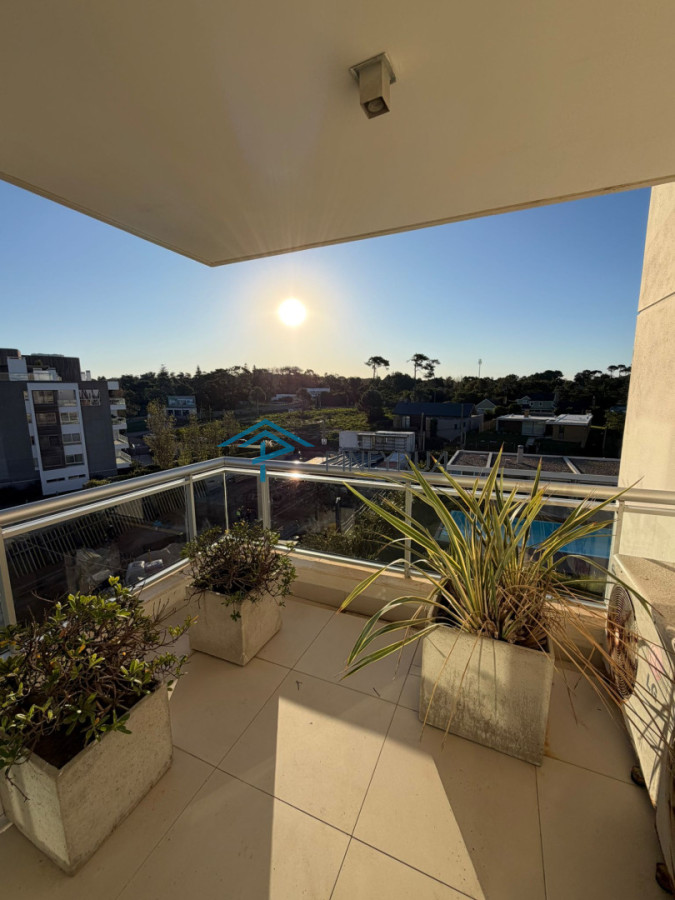 Apartamento en Venta en Brava, frente al mar, parrillero propio, 3 suites, 200 m2.