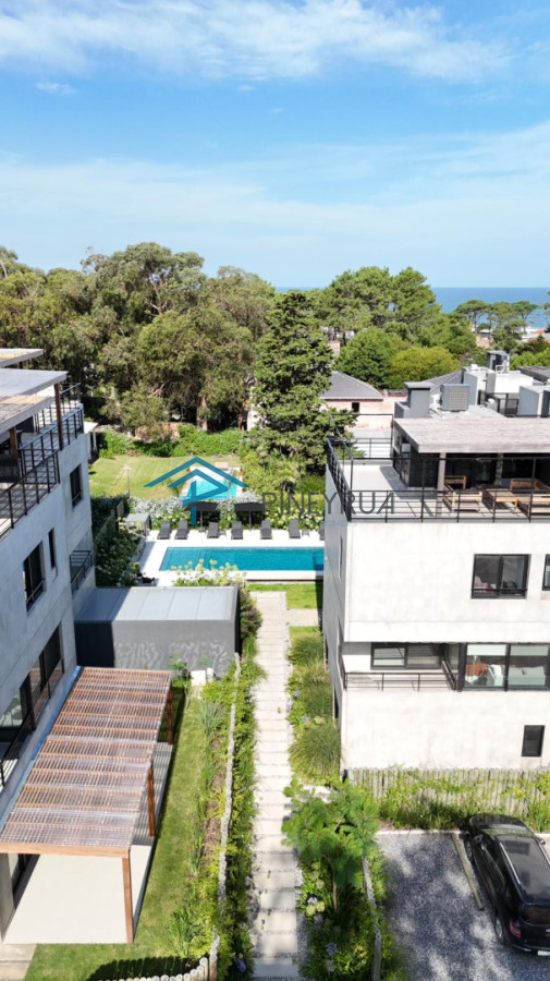 Venta apartamento tipo casa de 3 dormitorios con jardín en Bosque Suspiros - La Barra