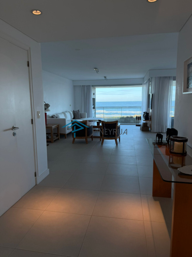 Apartamento en Venta en Brava, frente al mar, parrillero propio, 3 suites, 200 m2.