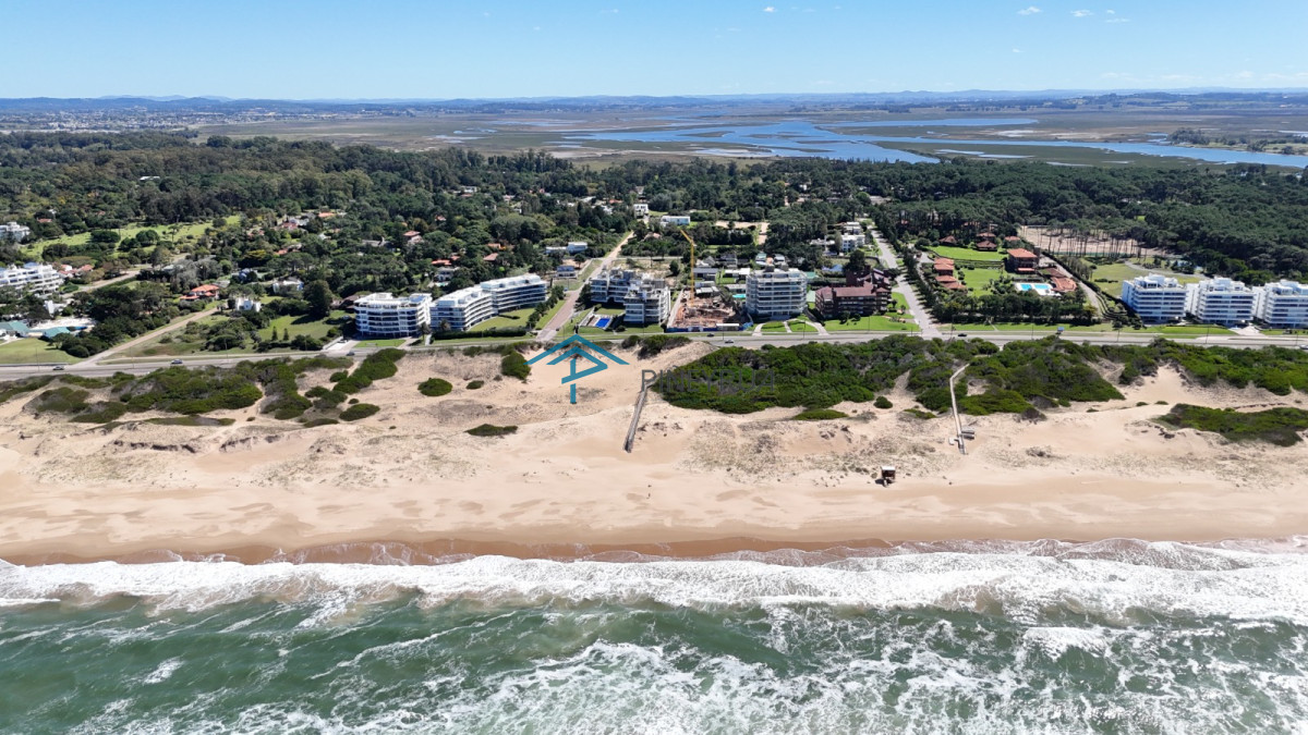Venta de Apartamento frente al mar, Parada 28 de la Brava en Punta del Este.