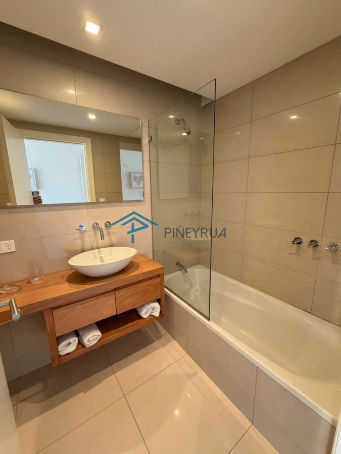 Apartamento en Venta en Brava, frente al mar, parrillero propio, 3 suites, 200 m2.