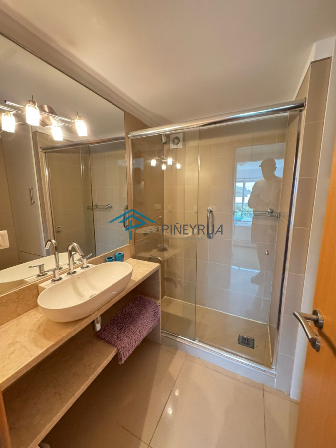 Apartamento en Brava, Primera Línea, 2 suites, terraza al frente con vista al mar.