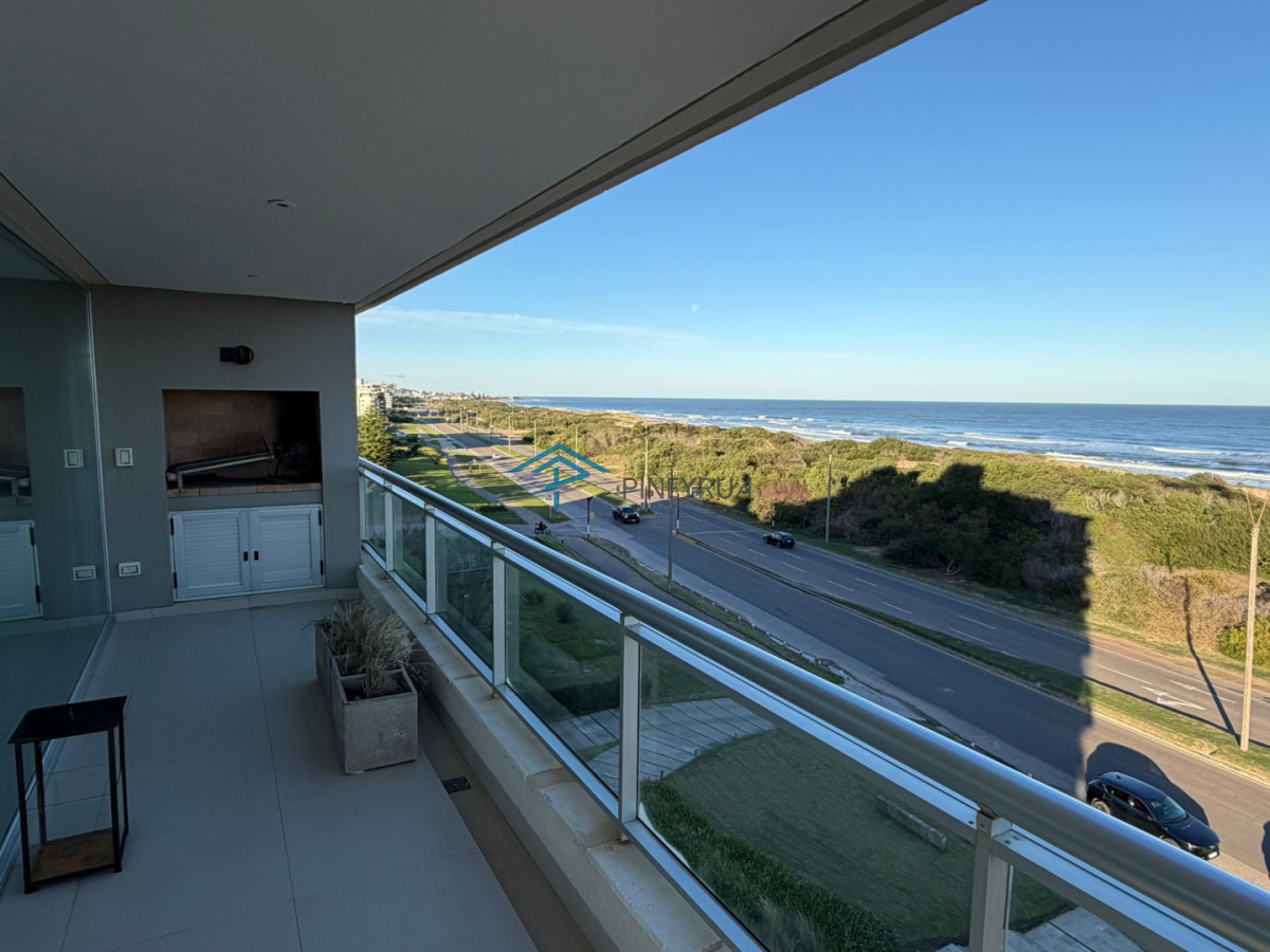 Apartamento en Venta en Brava, frente al mar, parrillero propio, 3 suites, 200 m2.