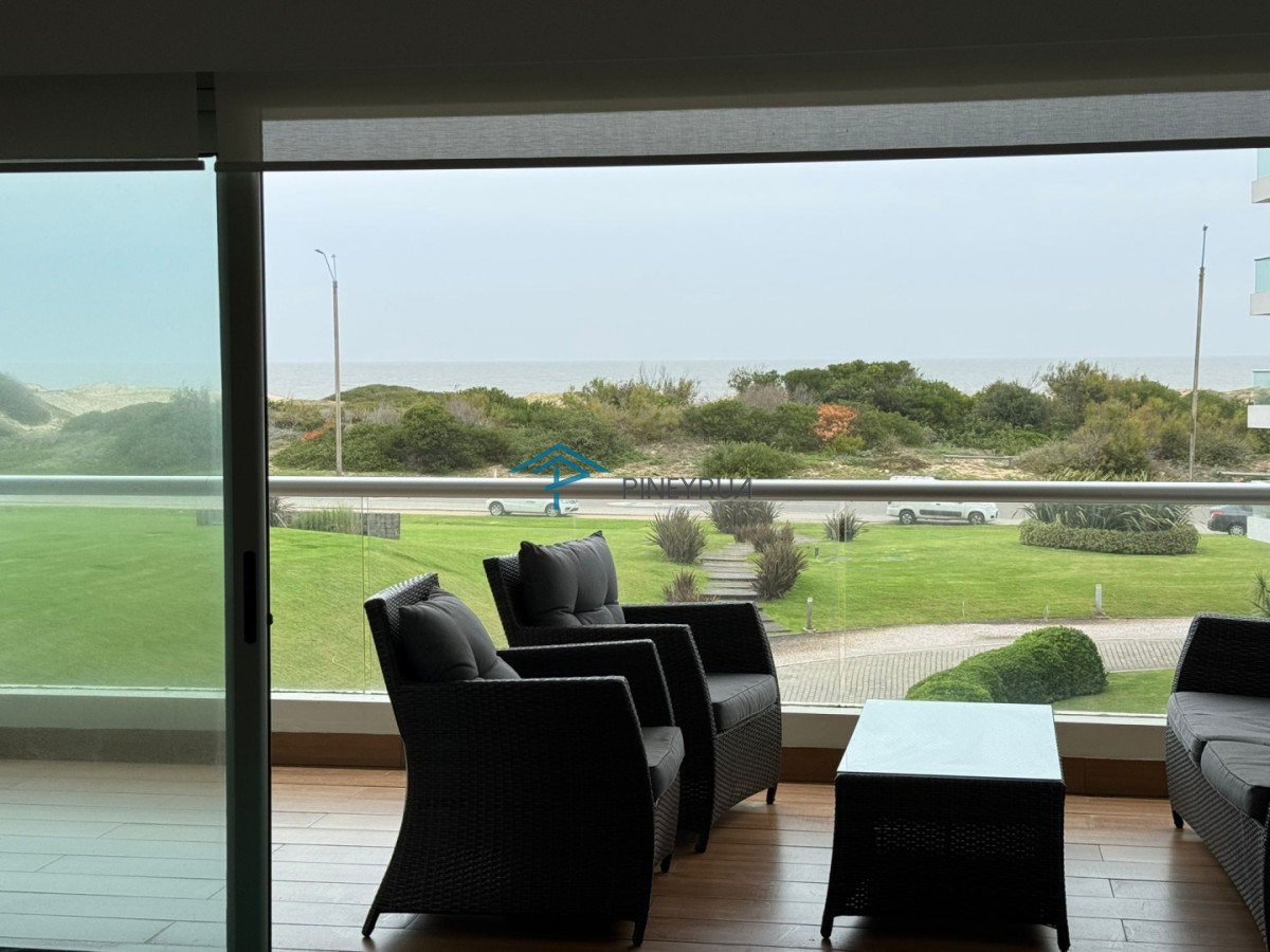 Apartamento en Brava, Primera Línea, 2 suites, terraza al frente con vista al mar.