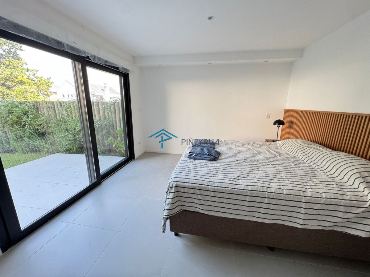 Venta apartamento tipo casa de 3 dormitorios con jardín en Bosque Suspiros - La Barra