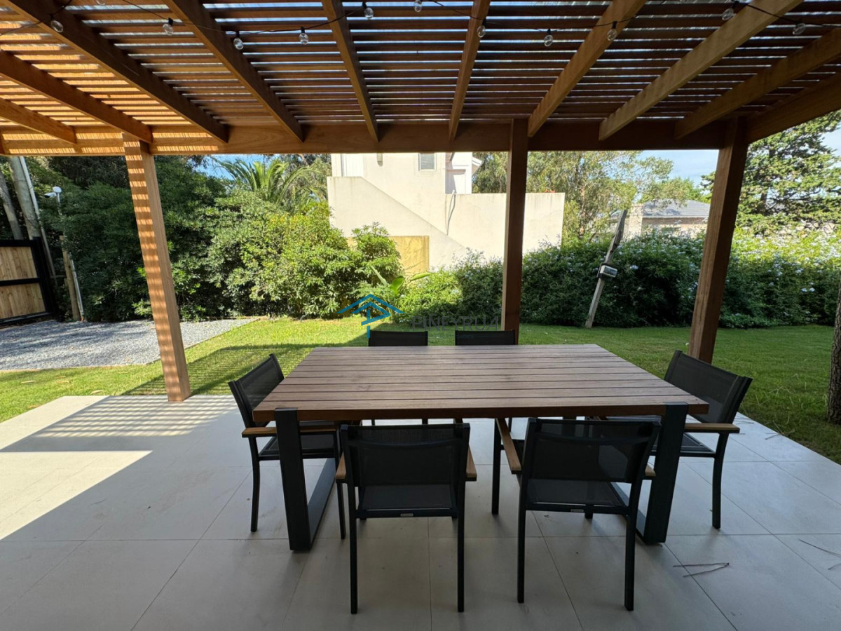 Venta apartamento tipo casa de 3 dormitorios con jardín en Bosque Suspiros - La Barra