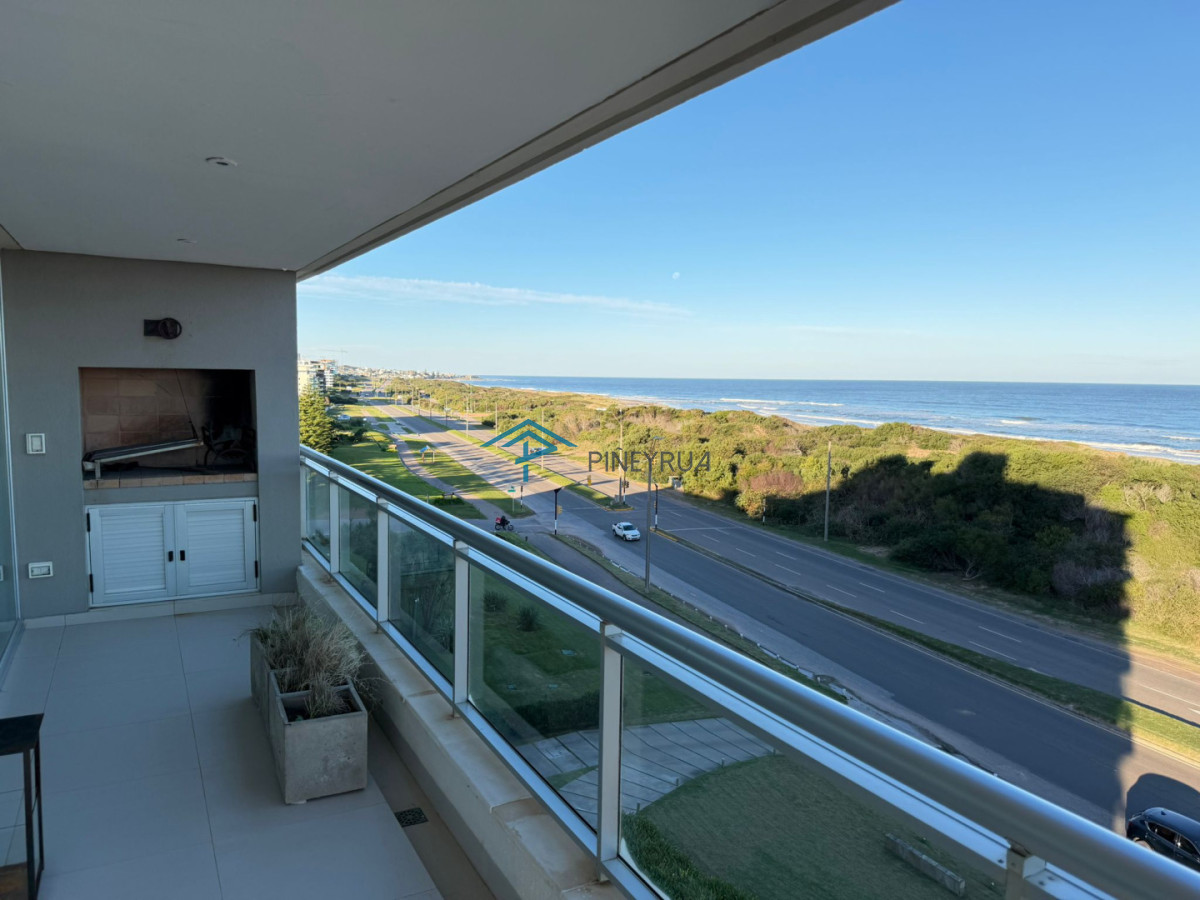 Apartamento en Venta en Brava, frente al mar, parrillero propio, 3 suites, 200 m2.