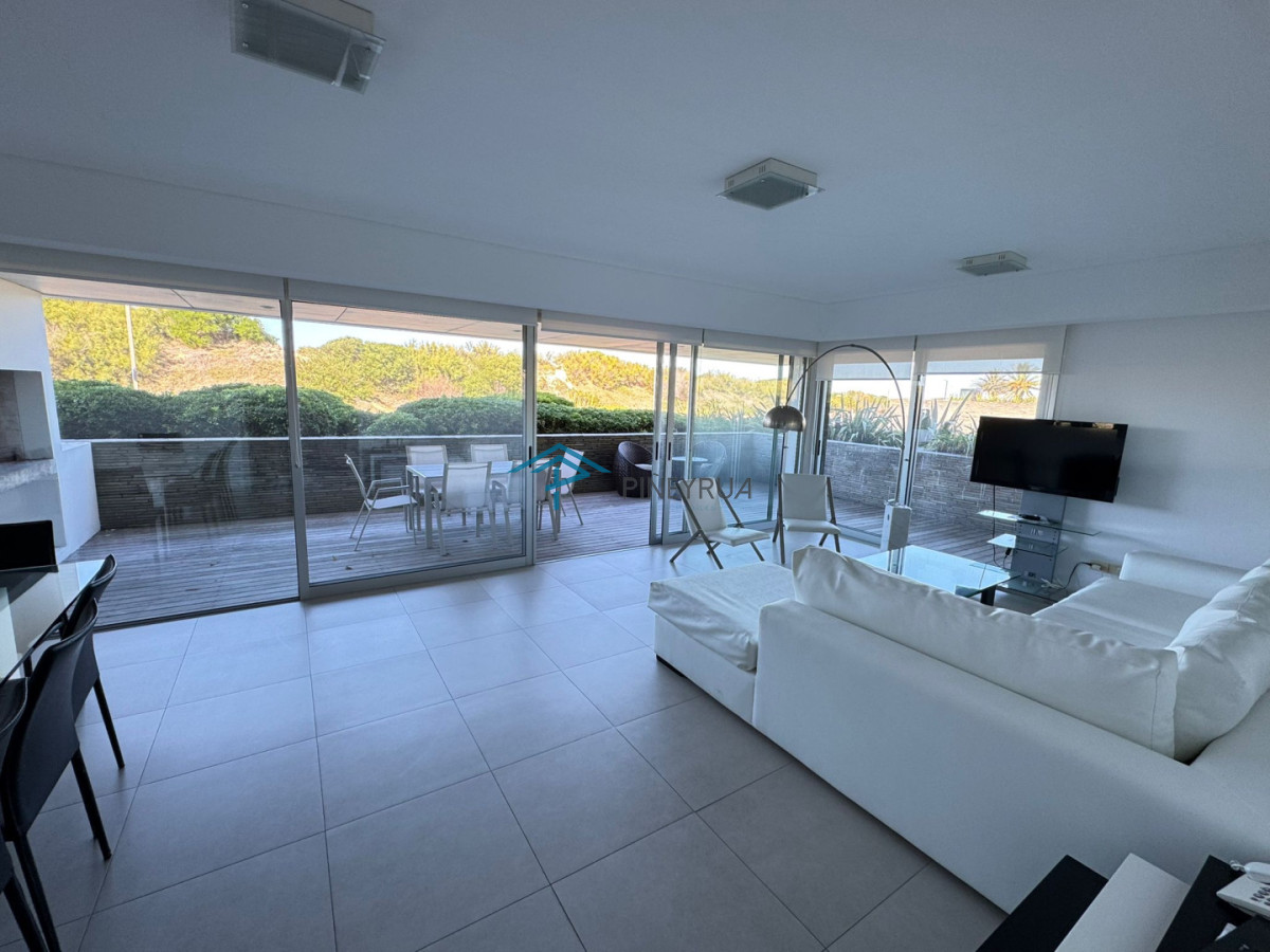 Venta de Apartamento frente al mar, Parada 28 de la Brava en Punta del Este.