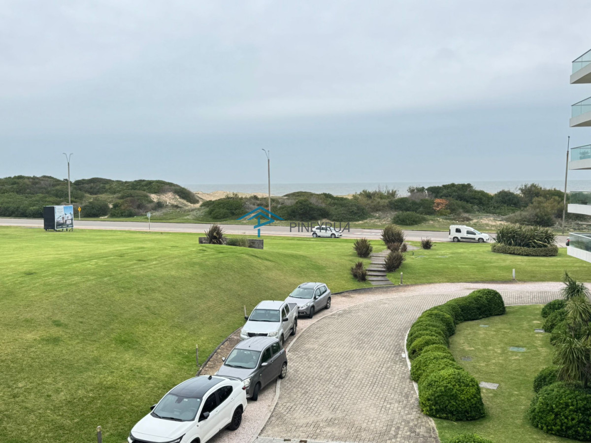 Apartamento en Venta en Brava, primera línea. 3 suites, dep. servicio. Full amenities