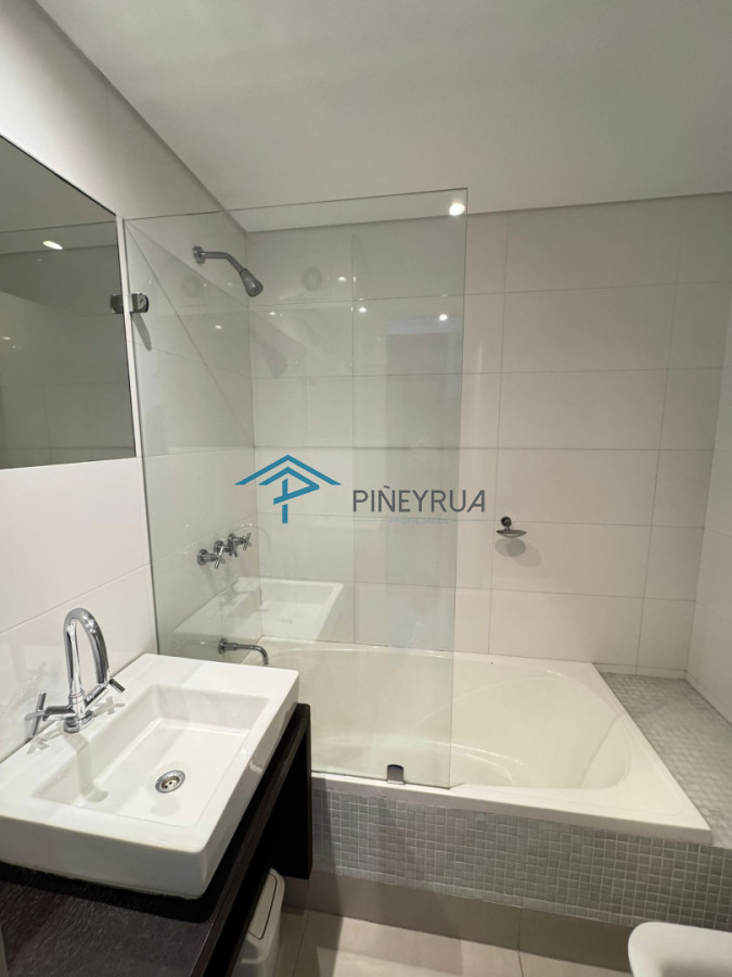Venta de Apartamento frente al mar, Parada 28 de la Brava en Punta del Este.