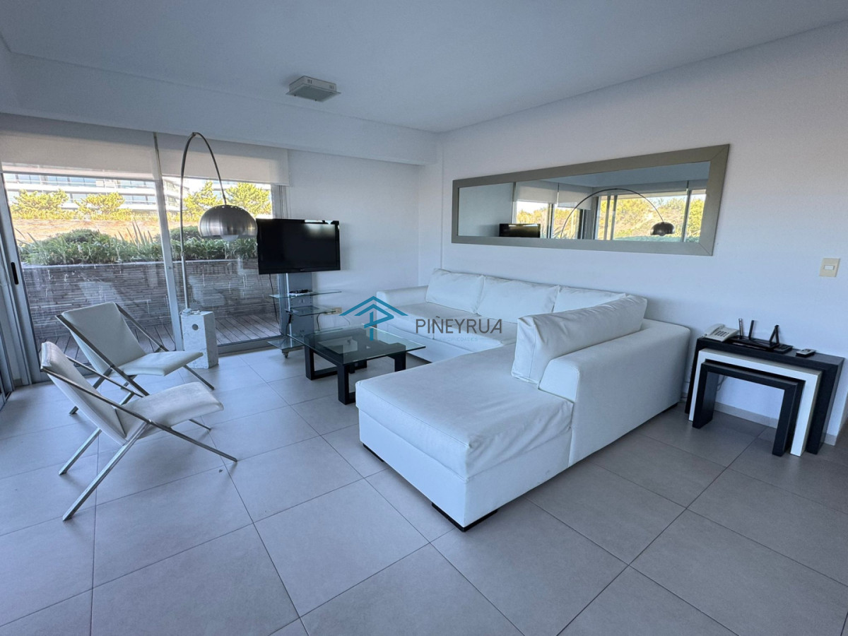 Venta de Apartamento frente al mar, Parada 28 de la Brava en Punta del Este.