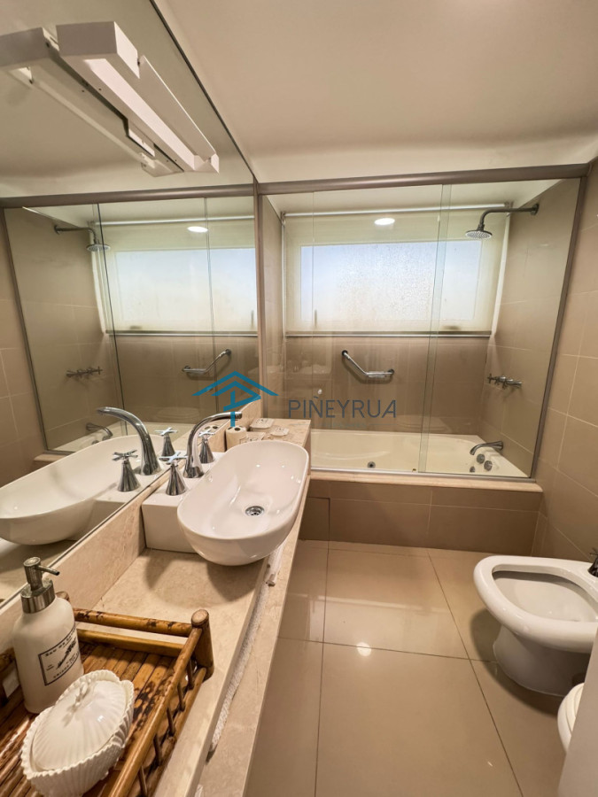 Apartamento en Venta en Brava, primera línea. 3 suites, dep. servicio. Full amenities