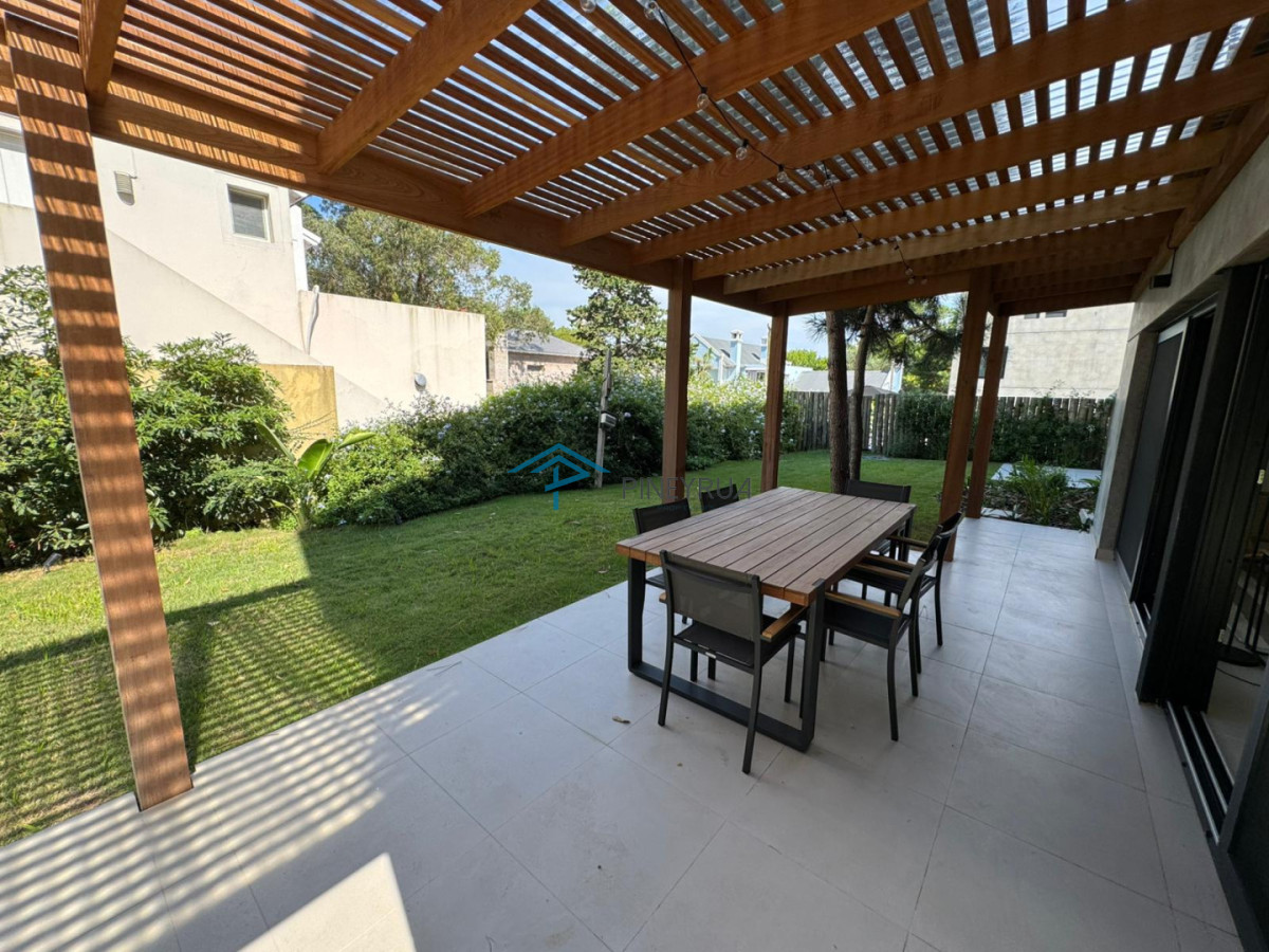 Venta apartamento tipo casa de 3 dormitorios con jardín en Bosque Suspiros - La Barra