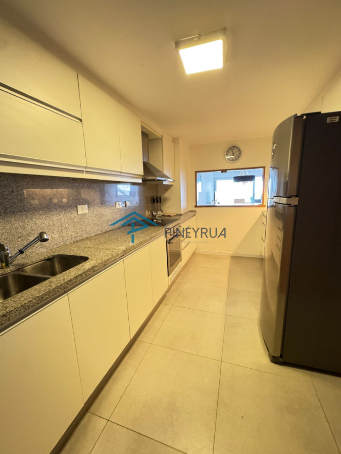 Apartamento en Brava, Primera Línea, 2 suites, terraza al frente con vista al mar.