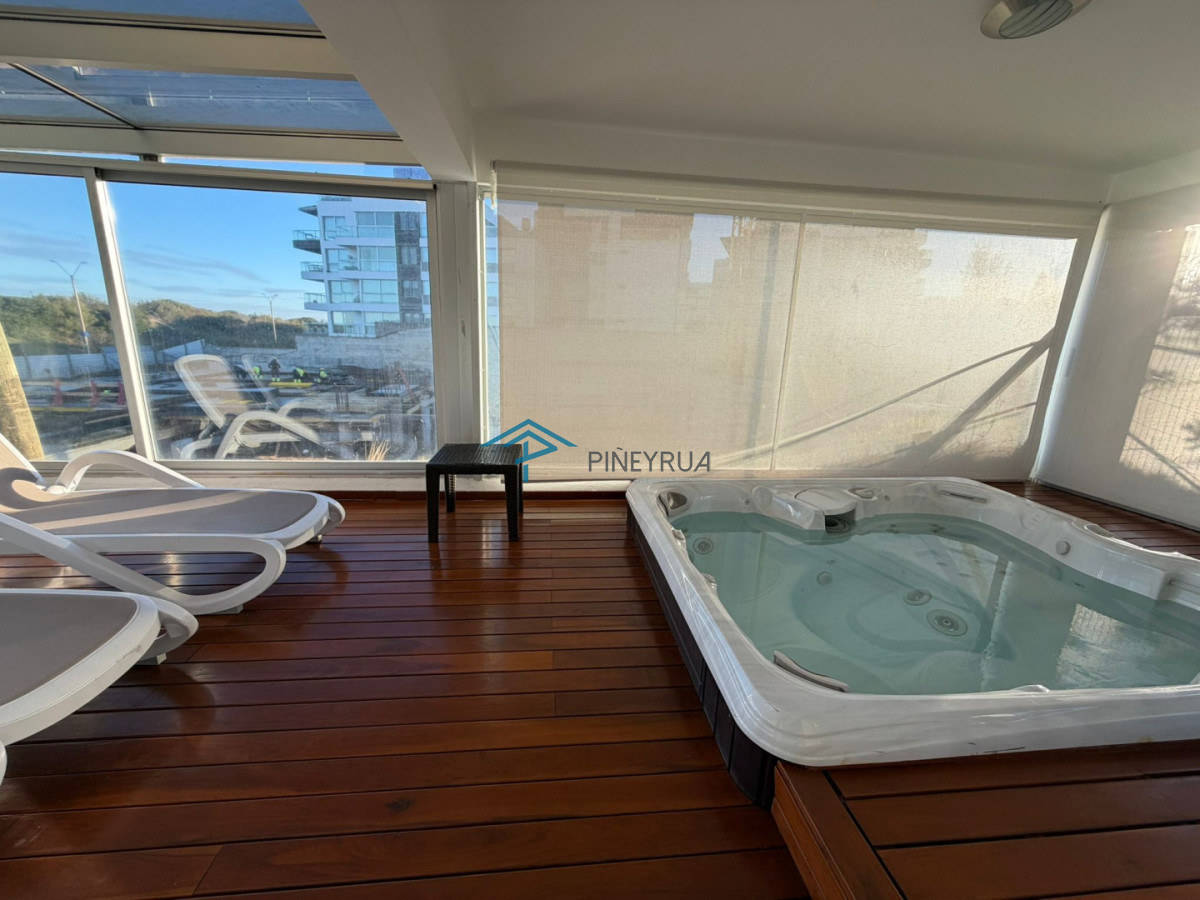Apartamento en Venta en Brava, frente al mar, parrillero propio, 3 suites, 200 m2.