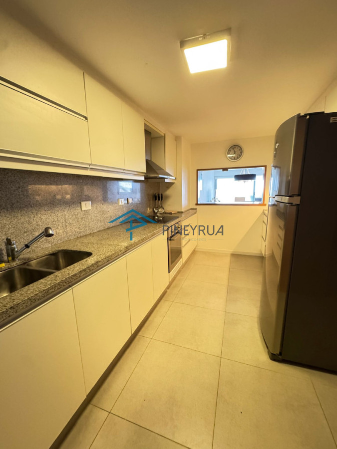 Apartamento en Brava, Primera Línea, 2 suites, terraza al frente con vista al mar.