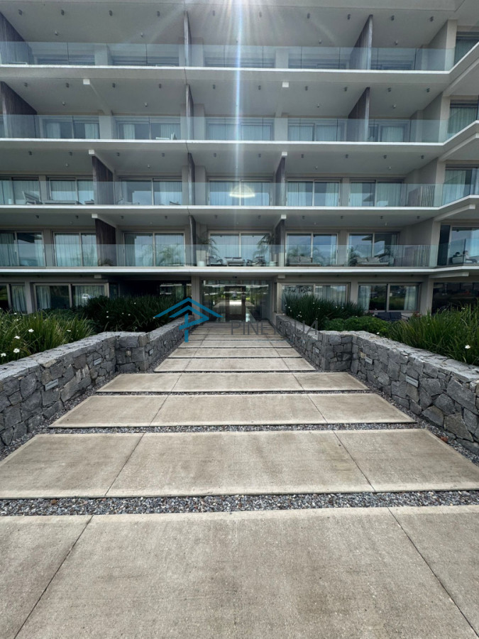 Manantiales, primera línea, 2 suites, terraza al frente con vista al mar.