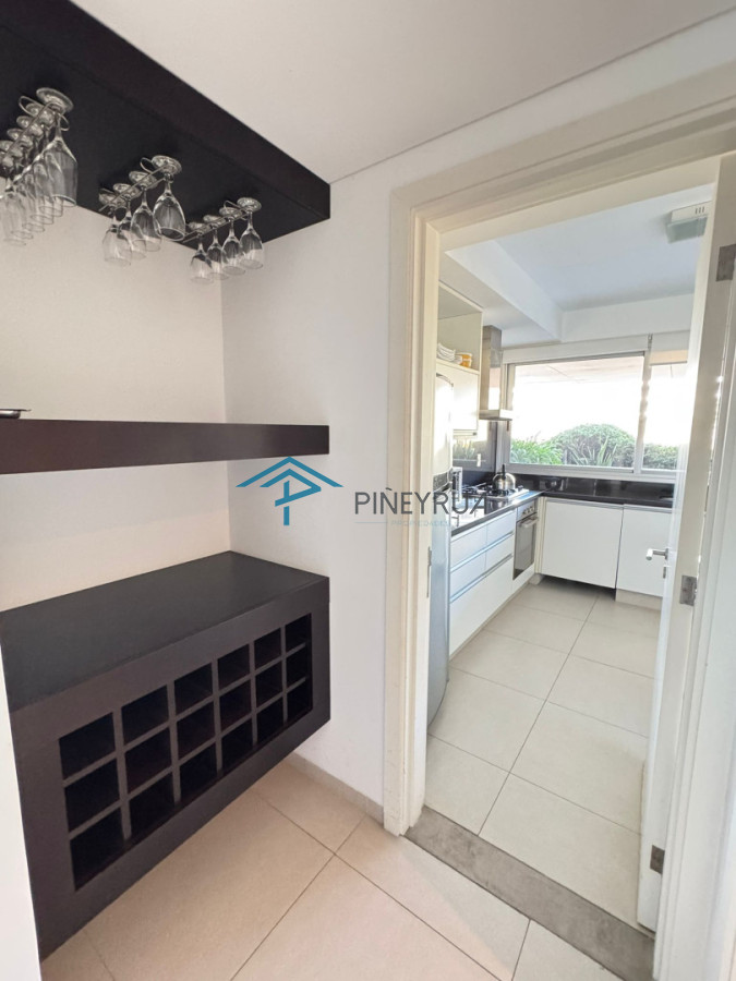 Venta de Apartamento frente al mar, Parada 28 de la Brava en Punta del Este.