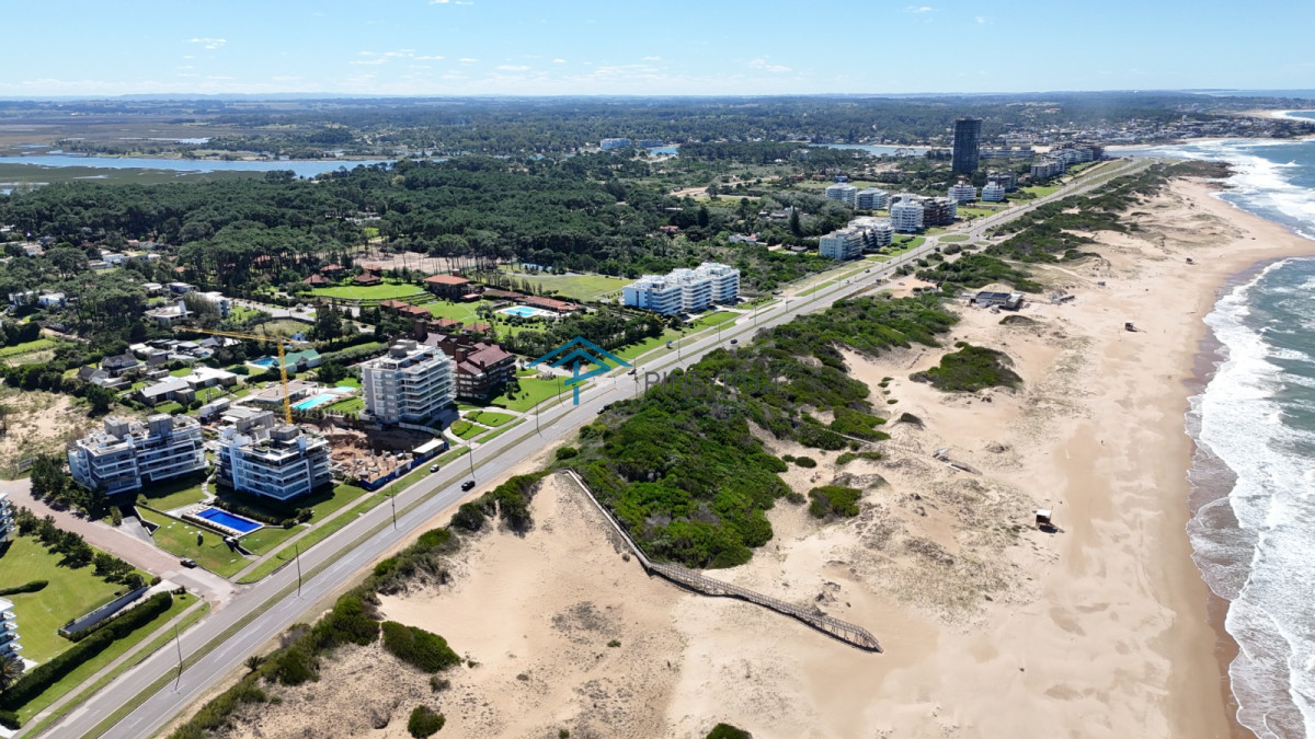 Venta de Apartamento frente al mar, Parada 28 de la Brava en Punta del Este.