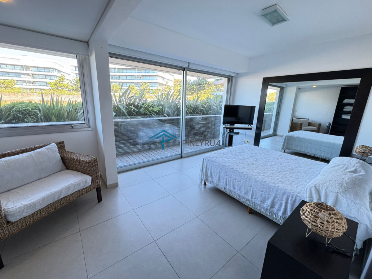 Venta de Apartamento frente al mar, Parada 28 de la Brava en Punta del Este.