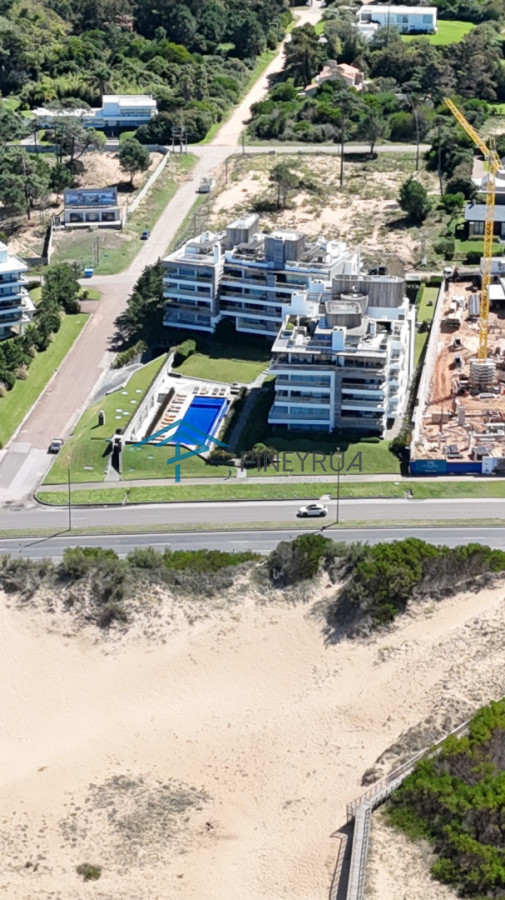 Venta de Apartamento frente al mar, Parada 28 de la Brava en Punta del Este.