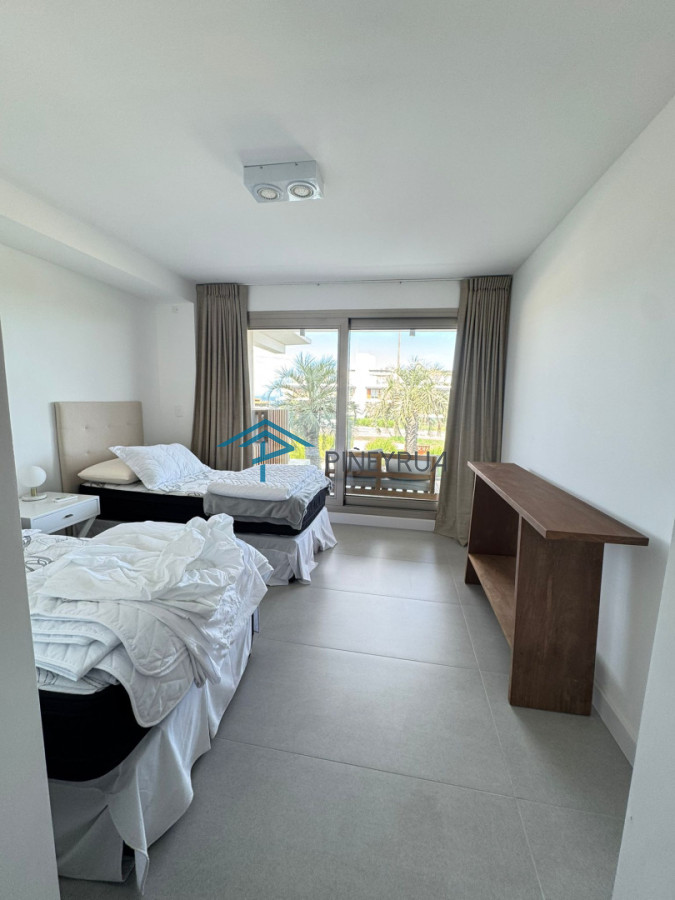 Manantiales, primera línea, 2 suites, terraza al frente con vista al mar.