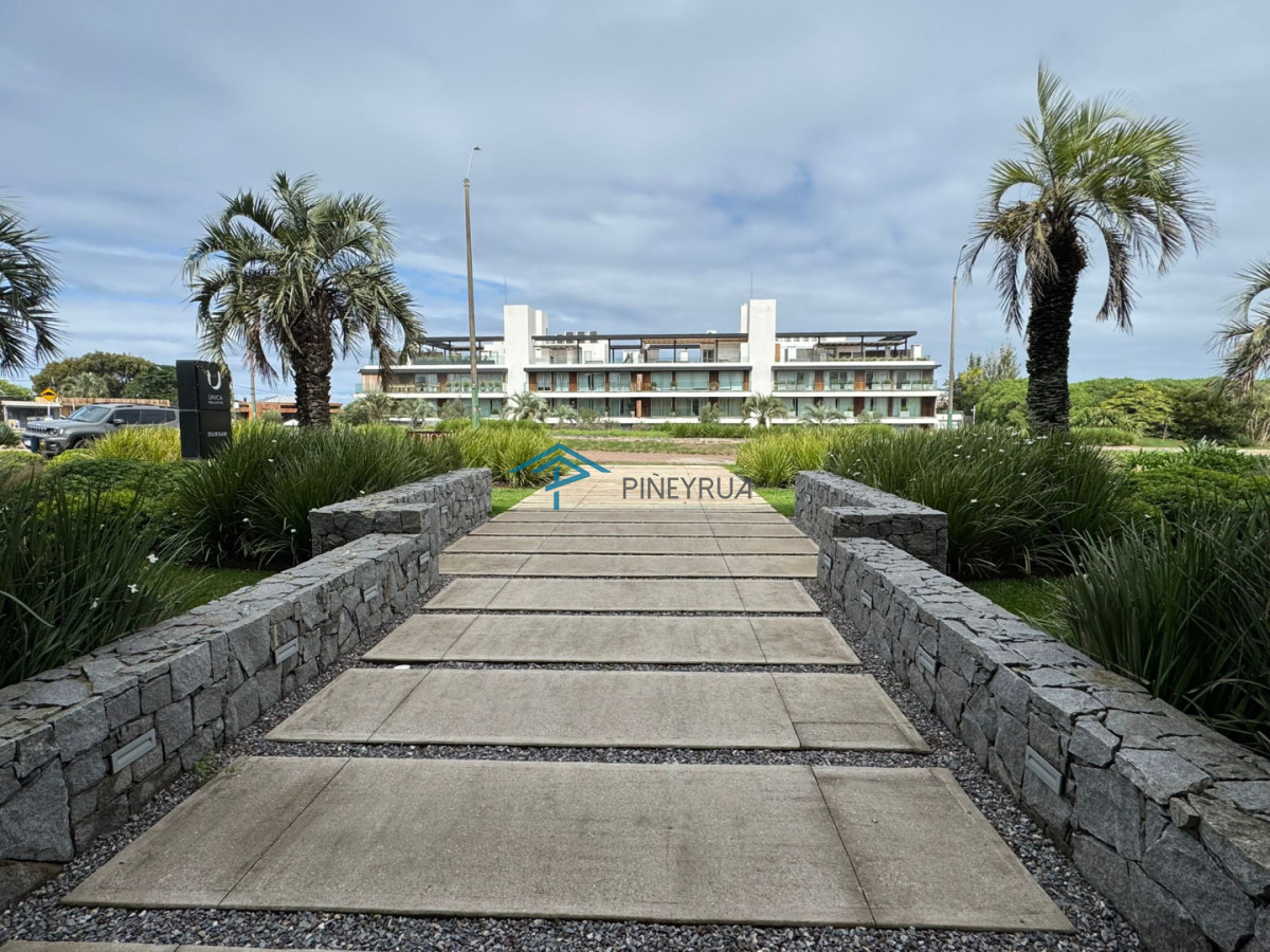 Manantiales, primera línea, 2 suites, terraza al frente con vista al mar.