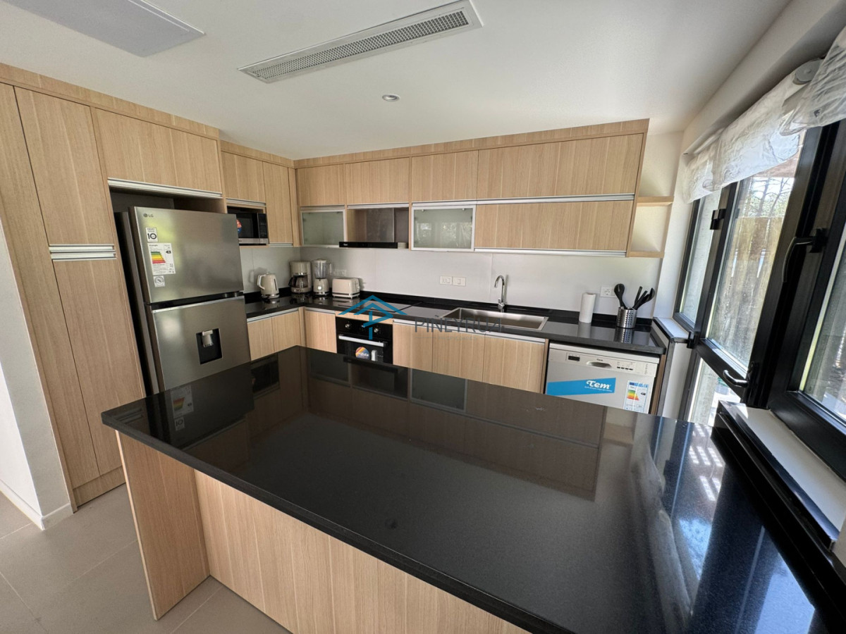 Venta apartamento tipo casa de 3 dormitorios con jardín en Bosque Suspiros - La Barra