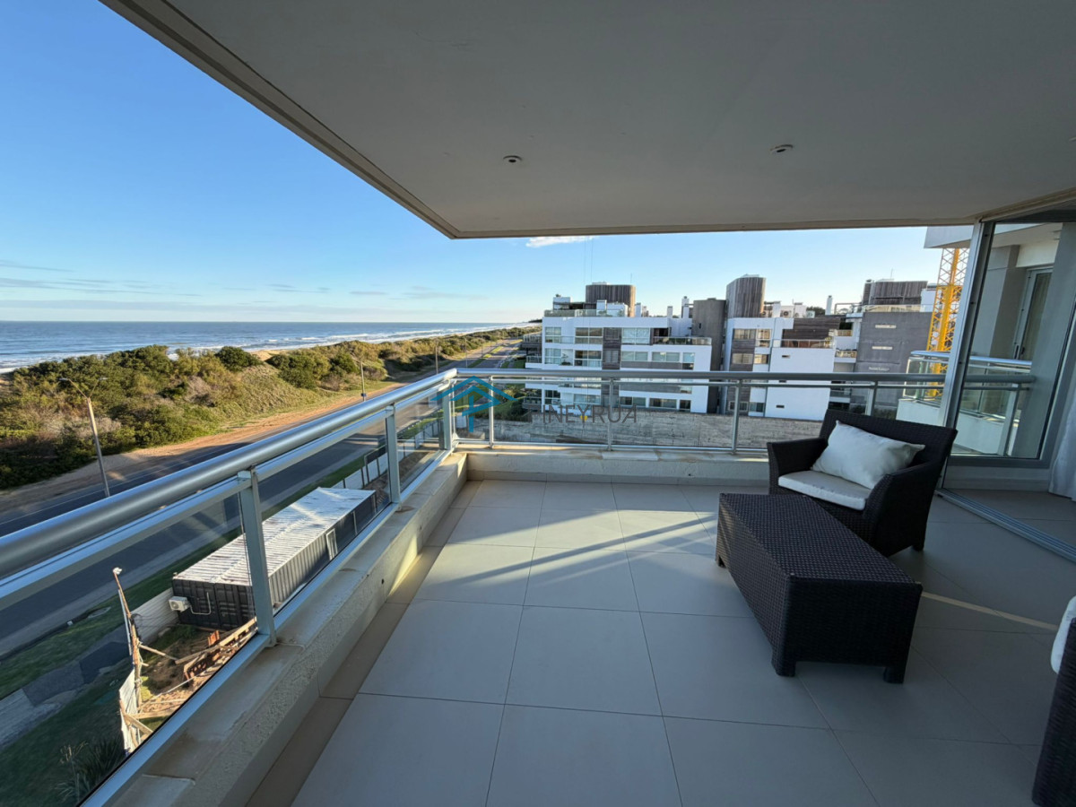 Apartamento en Venta en Brava, frente al mar, parrillero propio, 3 suites, 200 m2.