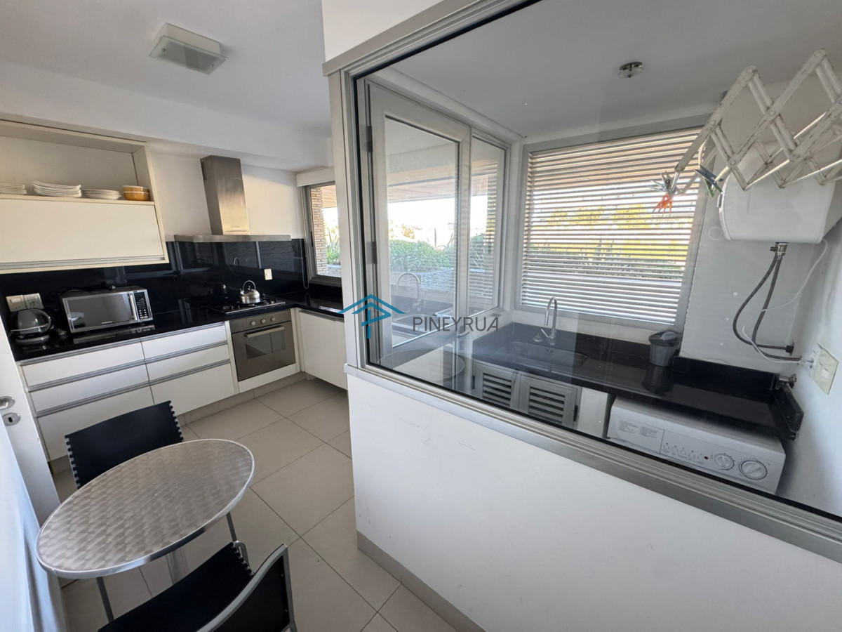 Venta de Apartamento frente al mar, Parada 28 de la Brava en Punta del Este.