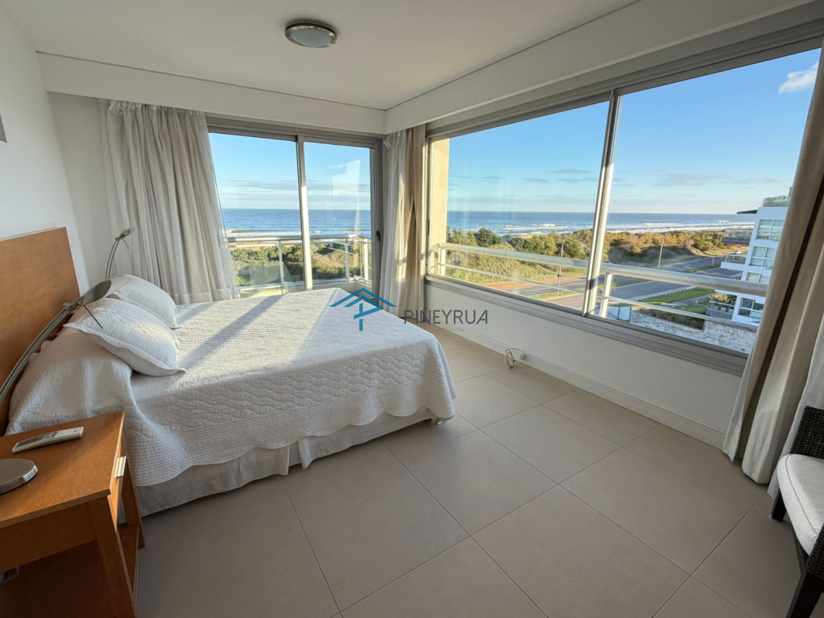 Apartamento en Venta en Brava, frente al mar, parrillero propio, 3 suites, 200 m2.