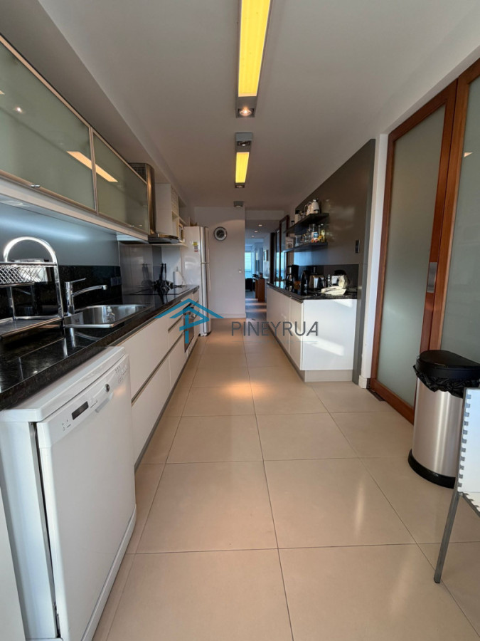 Apartamento en Venta en Brava, frente al mar, parrillero propio, 3 suites, 200 m2.