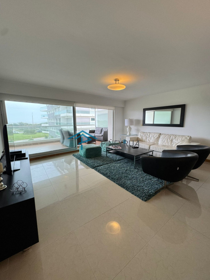 Apartamento en Brava, Primera Línea, 2 suites, terraza al frente con vista al mar.