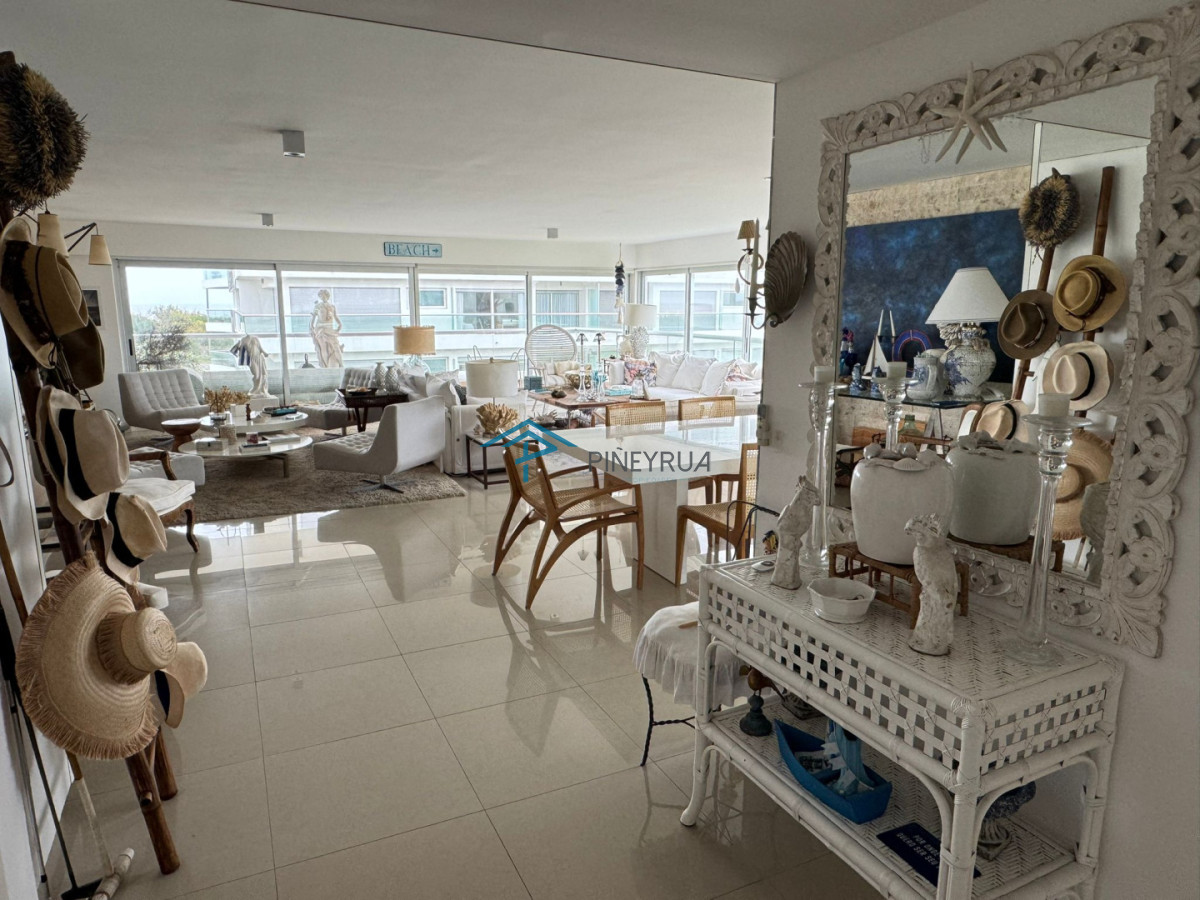 Apartamento en Venta en Brava, primera línea. 3 suites, dep. servicio. Full amenities