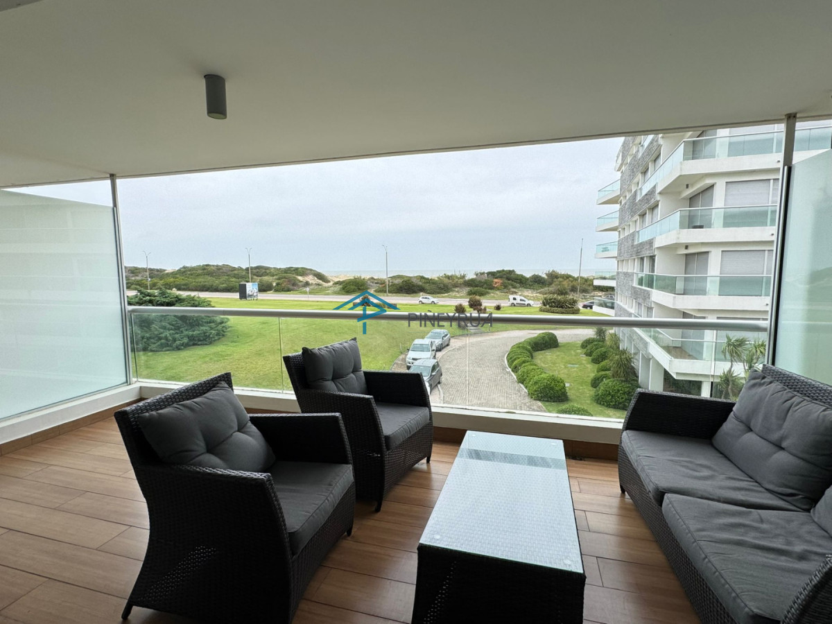 Apartamento en Brava, Primera Línea, 2 suites, terraza al frente con vista al mar.