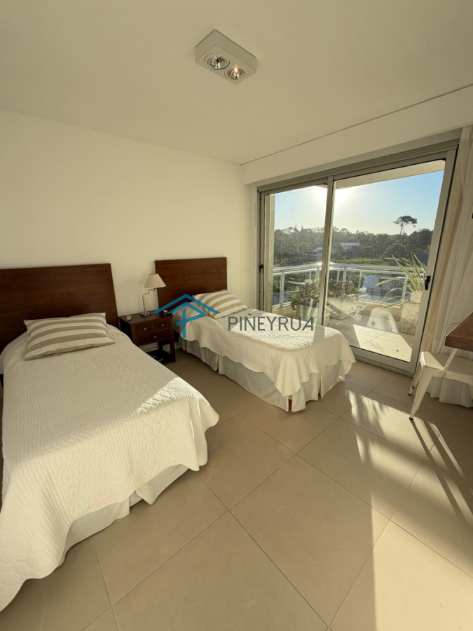 Apartamento en Venta en Brava, frente al mar, parrillero propio, 3 suites, 200 m2.