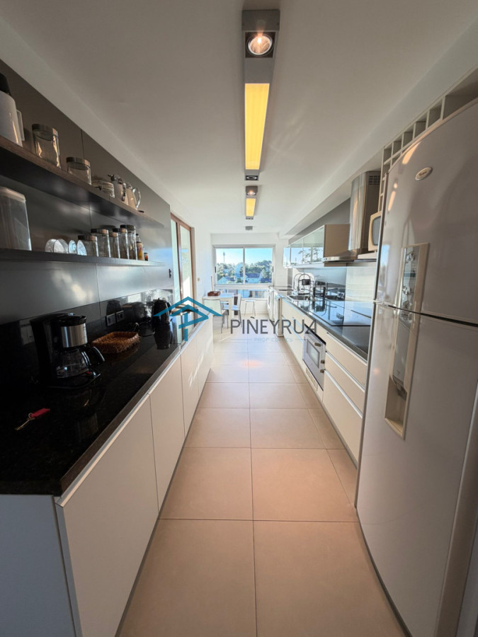 Apartamento en Venta en Brava, frente al mar, parrillero propio, 3 suites, 200 m2.