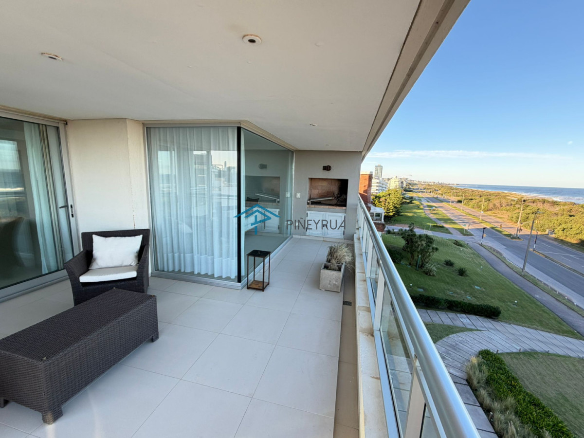 Apartamento en Venta en Brava, frente al mar, parrillero propio, 3 suites, 200 m2.