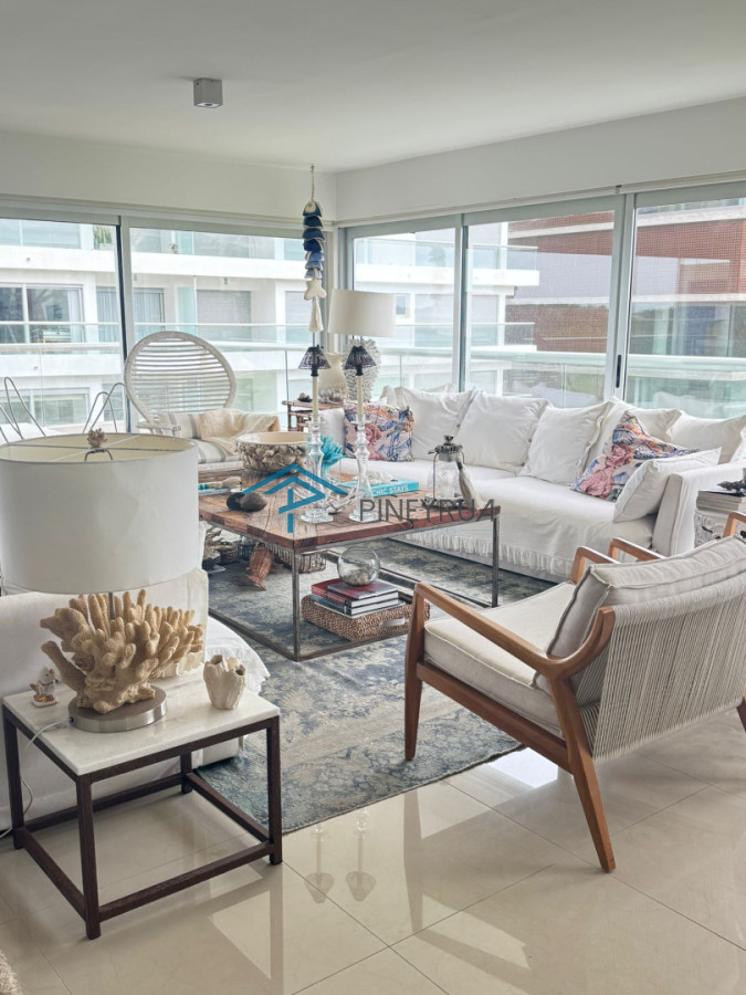 Apartamento en Venta en Brava, primera línea. 3 suites, dep. servicio. Full amenities