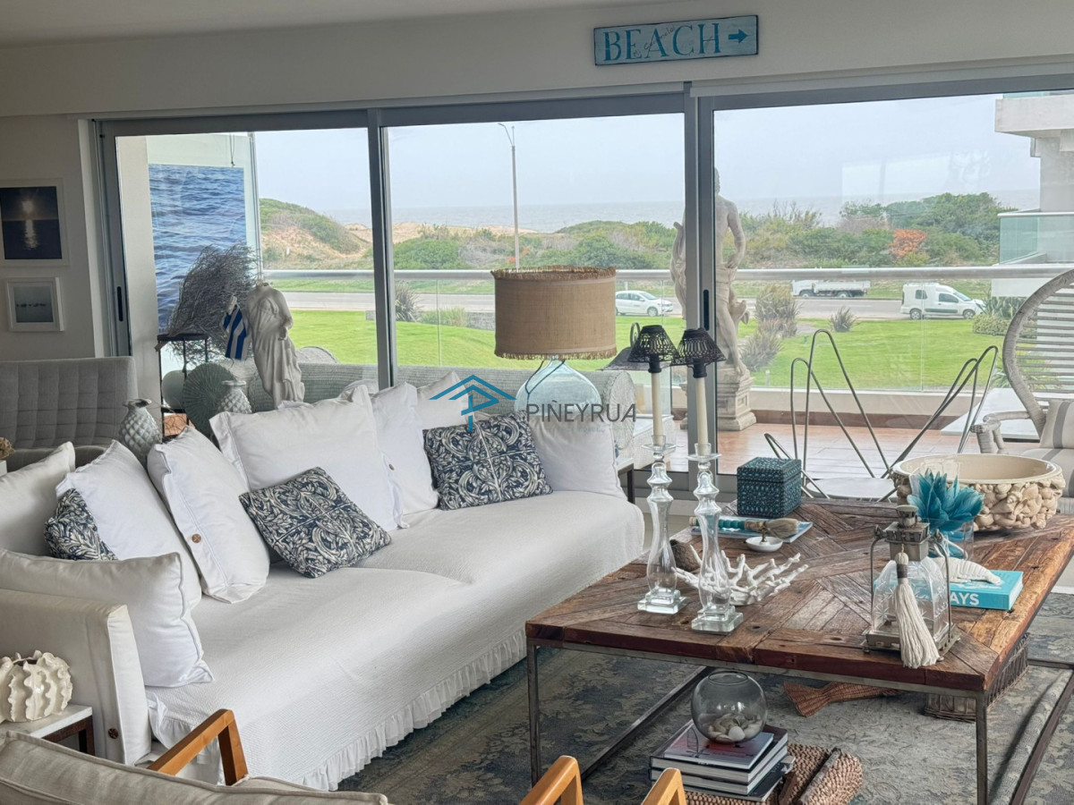 Apartamento en Venta en Brava, primera línea. 3 suites, dep. servicio. Full amenities