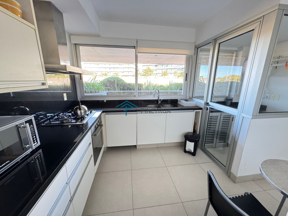 Venta de Apartamento frente al mar, Parada 28 de la Brava en Punta del Este.